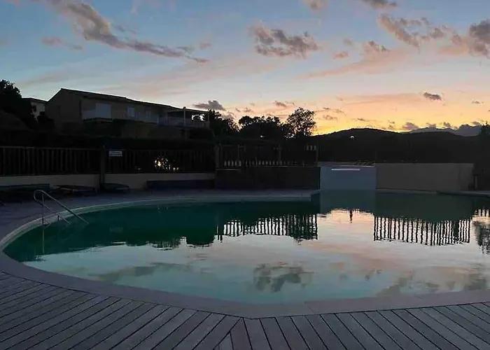 2 Chambres, Mezzanine Et Piscine Apartment